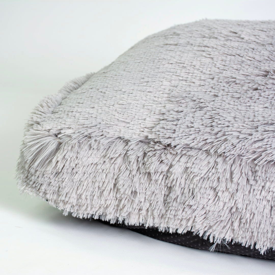 Close-up of the soft long-pile fabric on the Duvoplus Snug pet bed