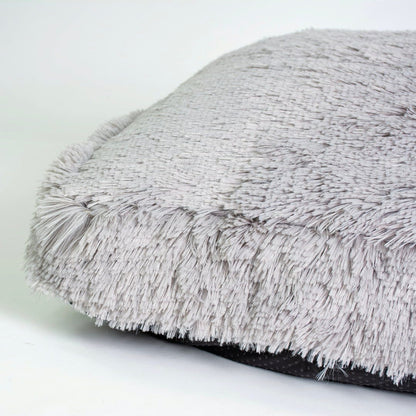 Close-up of the soft long-pile fabric on the Duvoplus Snug pet bed